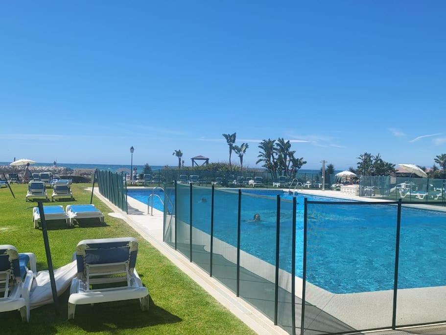 Villa Casita Junto Al Mar En El Puerto De Cabopino Marbella Exterior foto